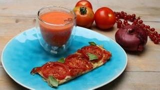 Tomatenkuchen und kalte Tomatensuppe