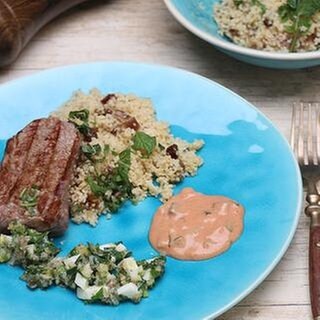 Couscous mit mariniertem Rinderrücken und Dips