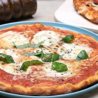 Quark-Öl-Teig-Pizza mit Tomaten und Mozzarella