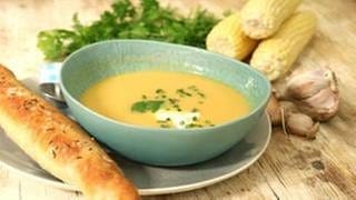 Maissuppe mit Kräutern und Dinkelstangen