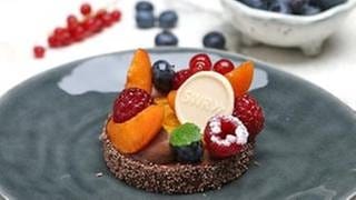 Schokoladiges Sommer-Dessert mit frischen Früchten