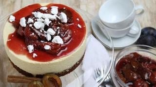 Mousse-Torte mit Zwetschgenkompott