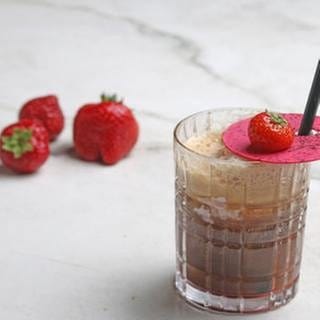 Kalt gebrühter Kaffeeschaum auf Erdbeer-Sauerrahm-Eis