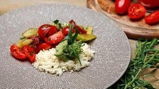 Gurken-Tomatensalat mit Coucous und Avocadocreme