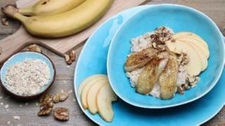 Warmer Haferbrei (Porridge) mit karamellisierten Bananen