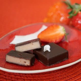 Erdbeerpraline mit weißer Schokolade