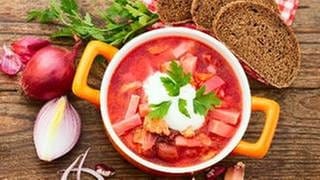 Suppe mit Gemüse und Brot