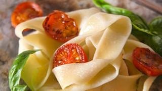 Pappardelle mit Tomaten und Basilikum