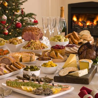 Festlich gedeckter Tisch mit Weihnachtsdekoration und leckerem Essen
