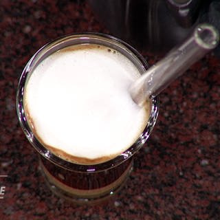 Espressoglas von oben mitMilchschaum