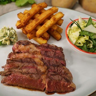 Steak mit Pommes frites und Salat