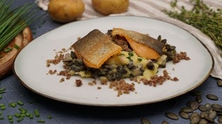 Gebratene Lachsforelle mit Kartoffel-Kürbiskernsalat