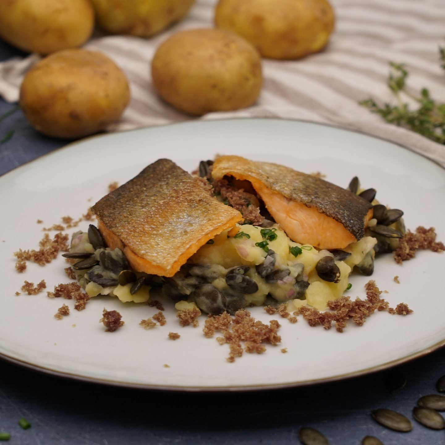 Gebratene Lachsforelle mit Kartoffel-Kürbiskernsalat - Rezepte - Kaffee ...