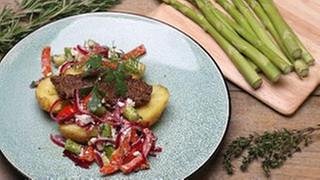 Hirtensalat mit Grillkartoffeln und Hackbällchen