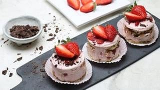 Stracciatella-Tiramisutörtchen mit Erdbeeren