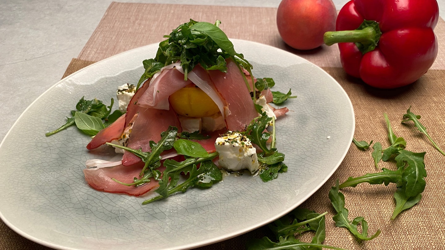 Pfirsich-Paprika-Salat mit Rauke und Schinken - Rezepte - Kaffee oder ...