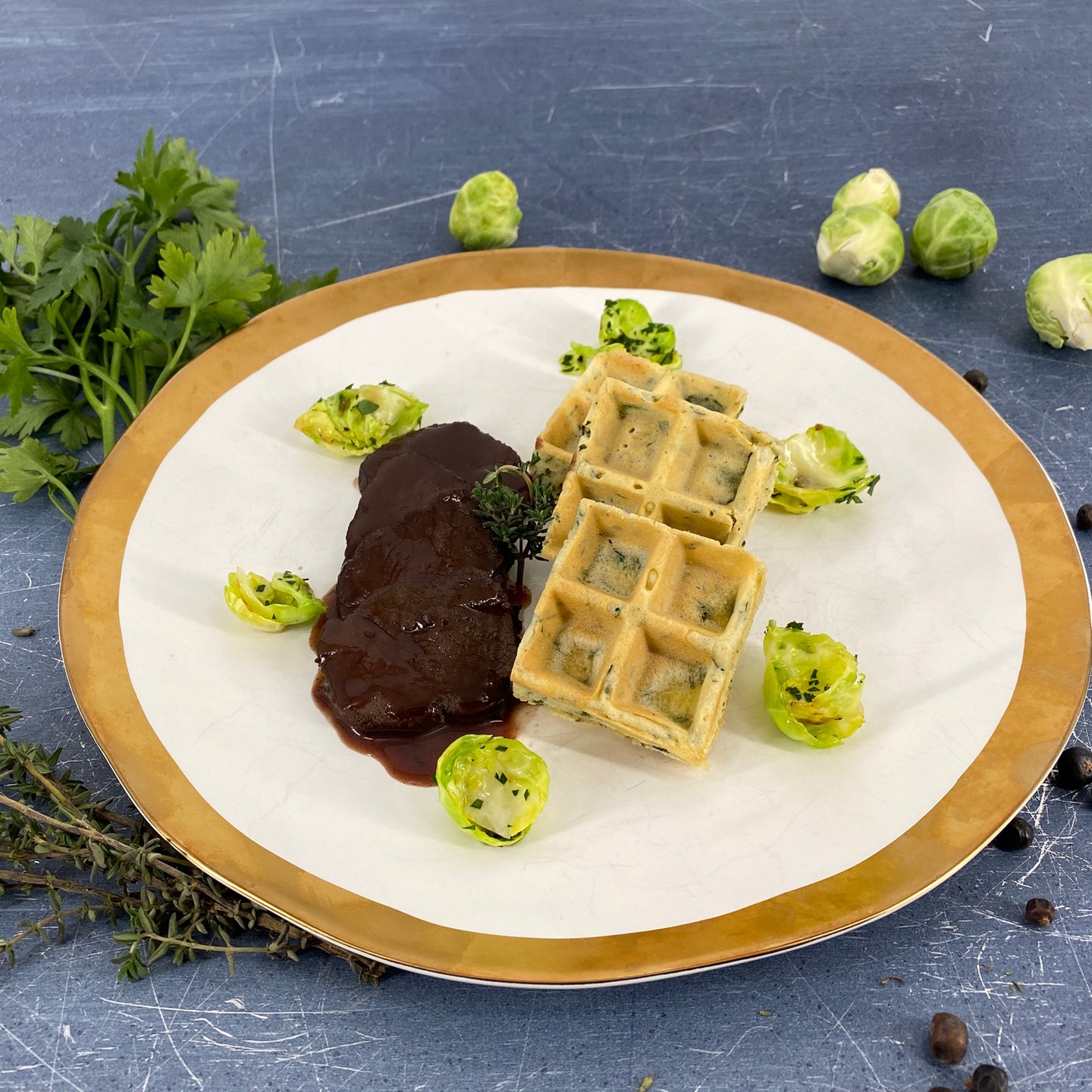 Sauerbraten mit Kräuterwaffeln und Rosenkohlblättern - Rezepte - Kaffee ...