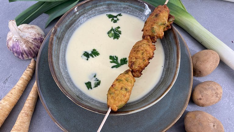 Pastinaken-Cremesuppe mit Lauchkrapfen - Rezepte - Kaffee oder Tee ...