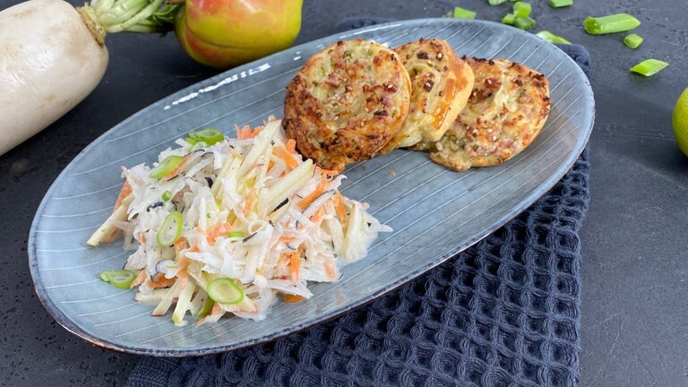 Rettichsalat mit Blätterteigtaschen - Rezepte - Kaffee oder Tee - SWR ...