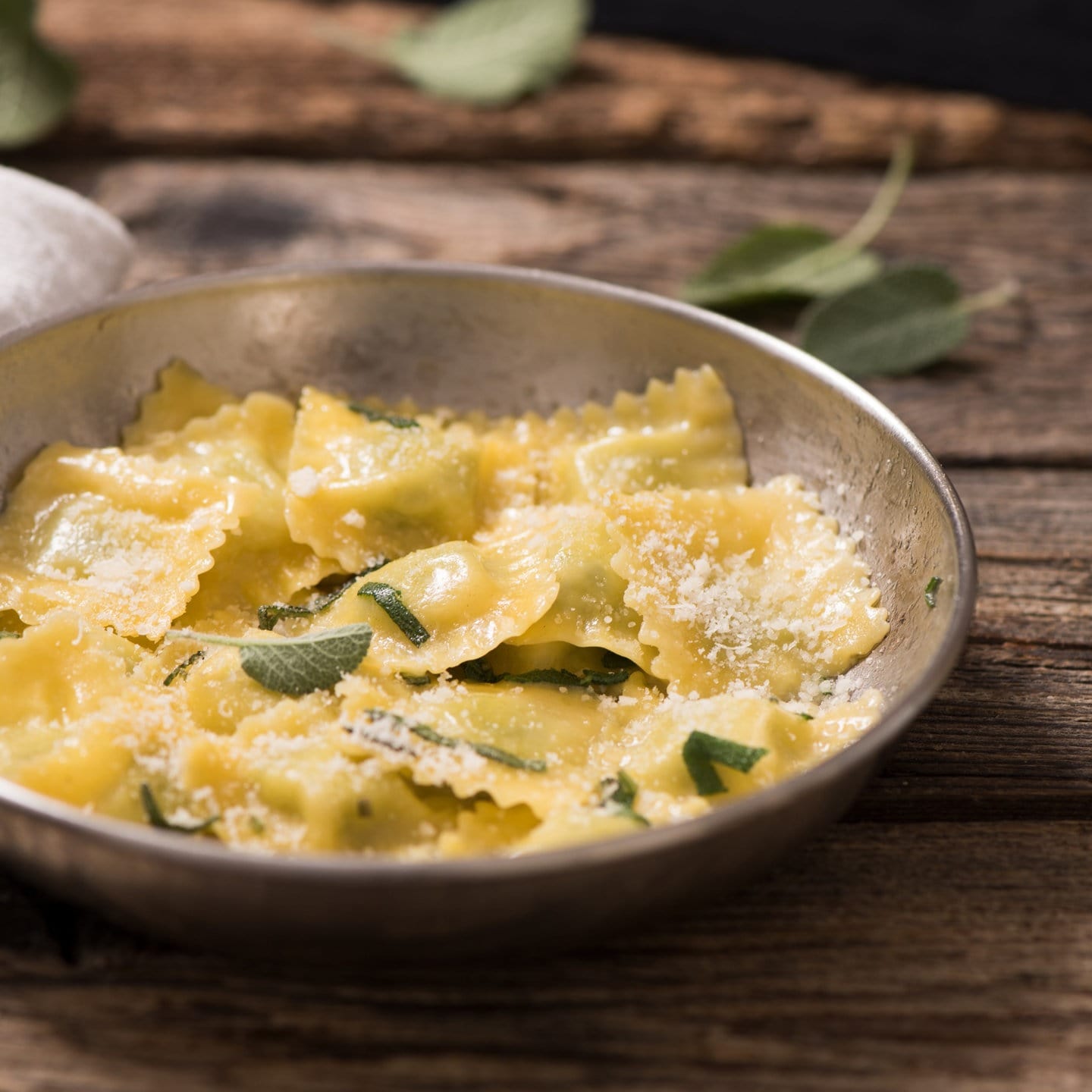 Sellerie-Ravioli mit Apfel-Pilzfüllung und Selleriecreme - Rezepte ...