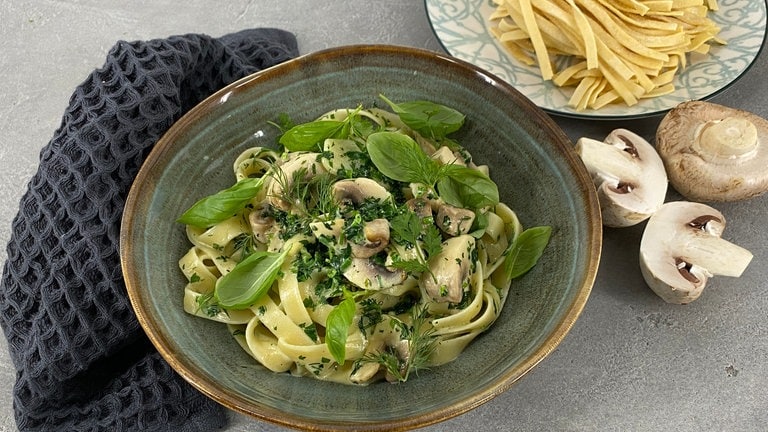 Tagliatelle mit Kräuter-Sahne-Soße - Rezepte - Kaffee oder Tee - SWR ...