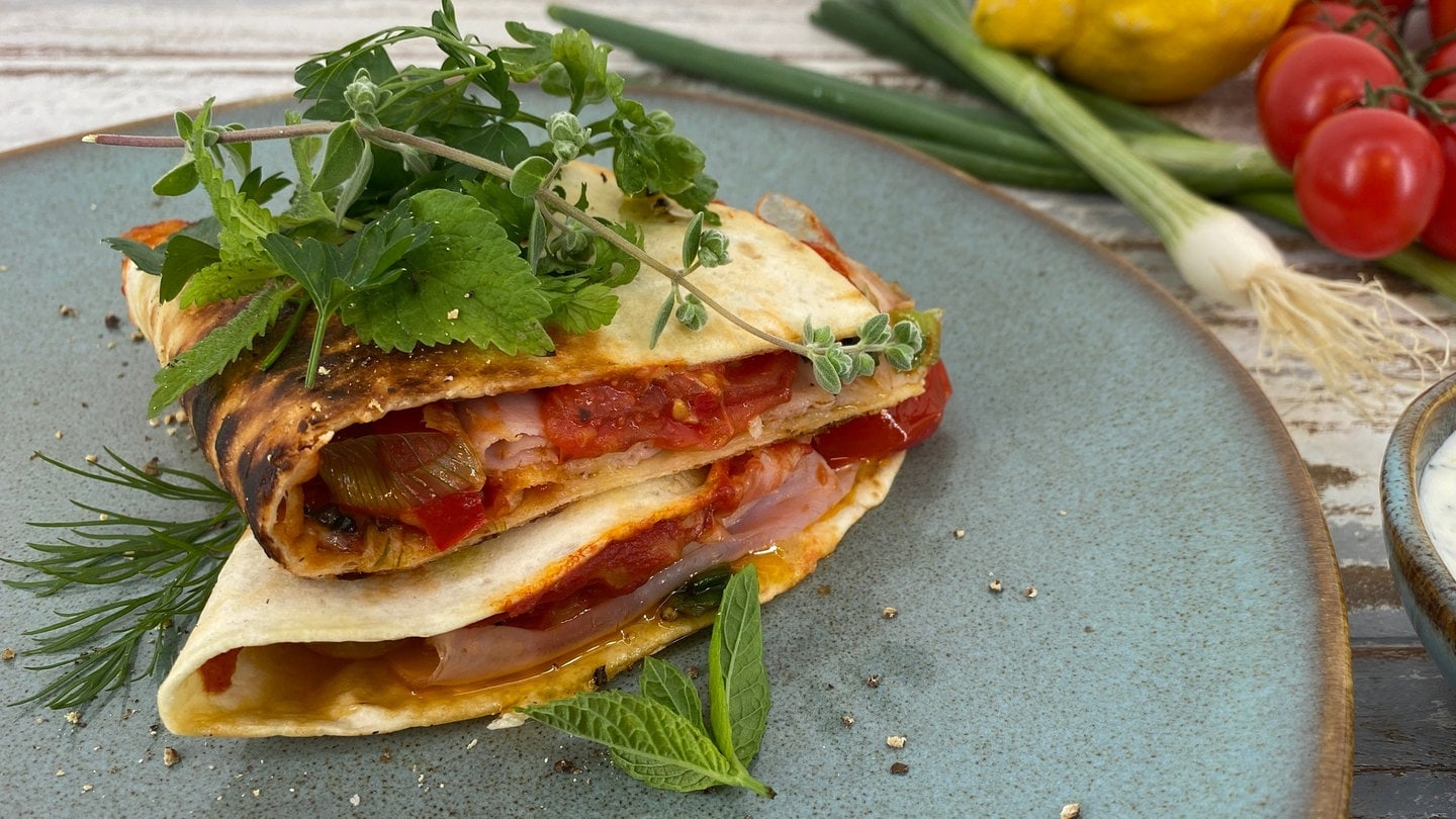 Tortilla-Taschen mit Bergkäse und Tomaten - Rezepte - Kaffee oder Tee - TV