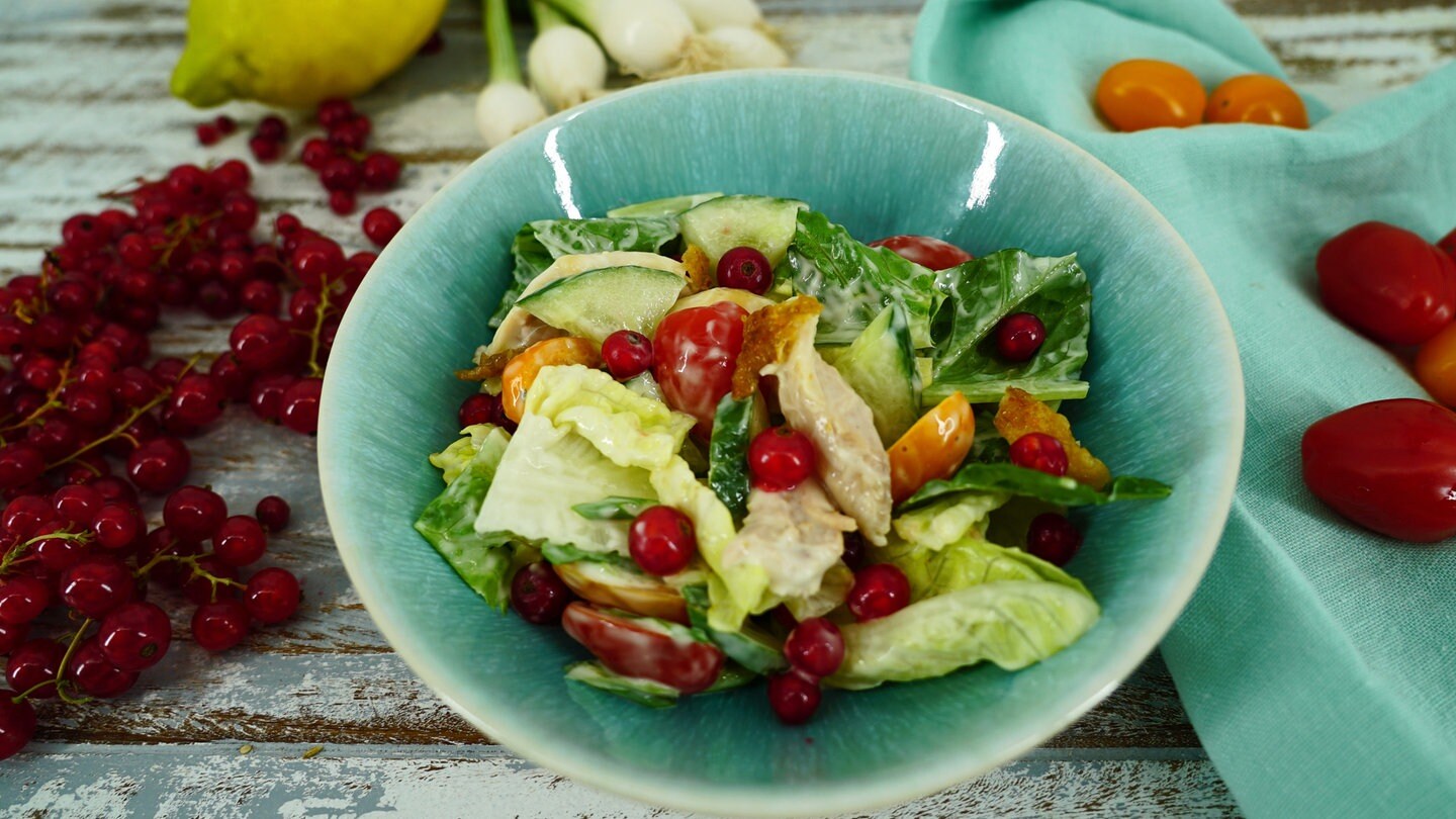 Geflügelsalat mit Lauchzwiebeln und Gurke - Rezepte - Kaffee oder Tee - TV