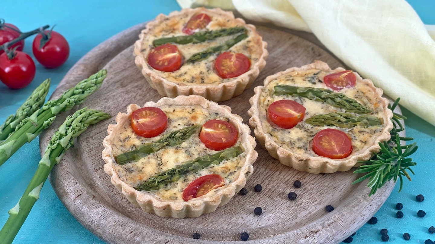 Kleine herzhafte Quiches mit grünem Spargel und Tomaten - Rezepte ...