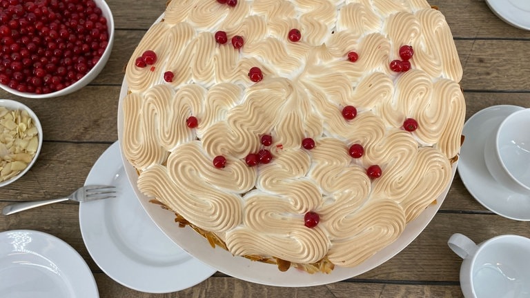 Johannisbeer-Baiser-Torte - Rezepte - Kaffee oder Tee - SWR Fernsehen