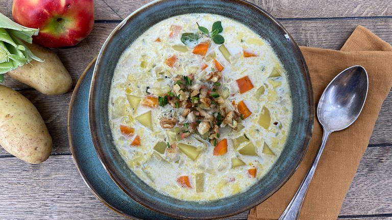 Kartoffelsuppe mit Apfel-Brot-Topping - Rezepte - Kaffee oder Tee - TV