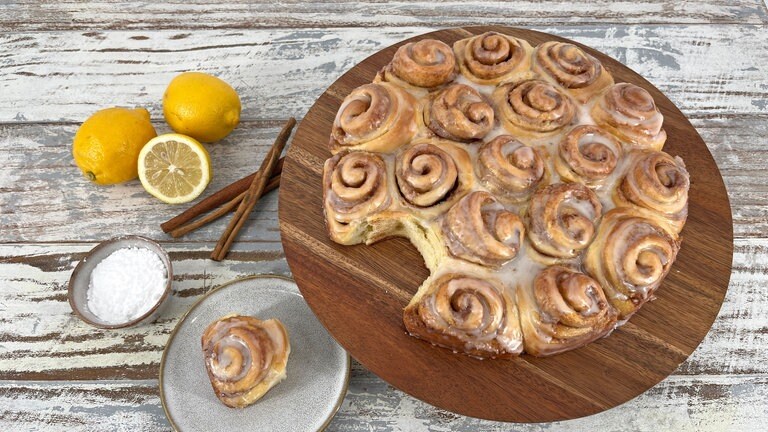 Zimtschnecken mit Zitronen-Zuckerguss - Rezepte - Kaffee oder Tee - TV