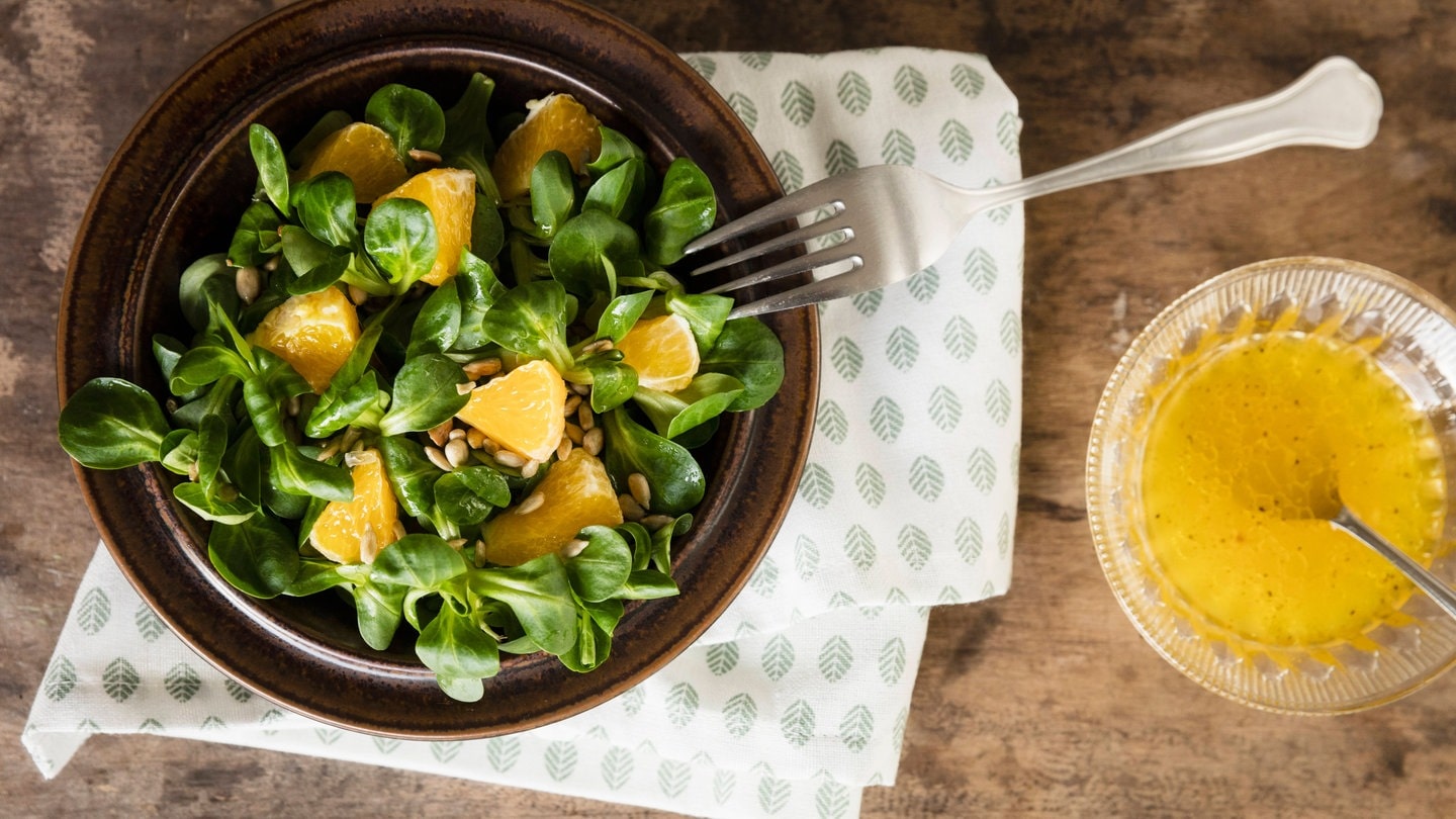 Feldsalat mit Walnüssen und Orangendressing - Rezepte - Kaffee oder Tee ...