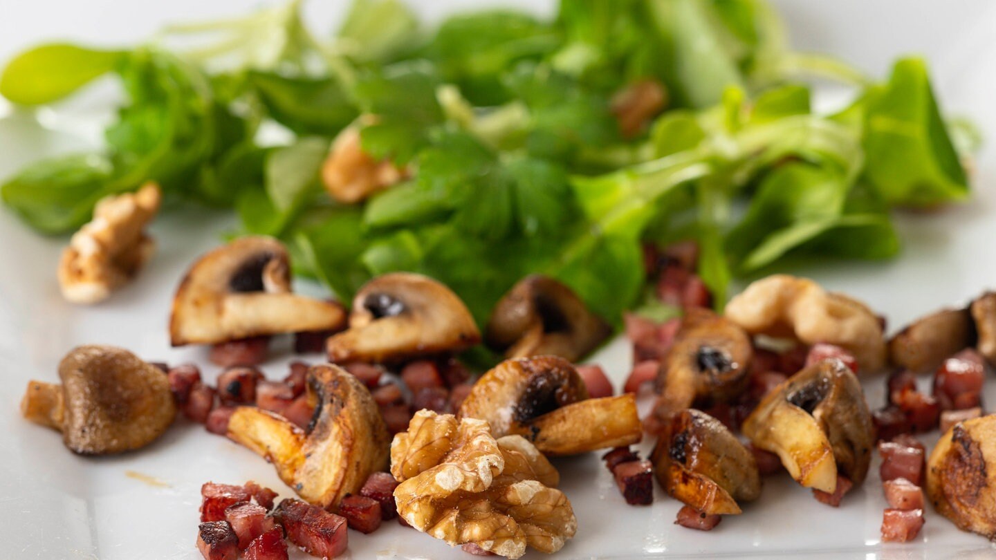 Feldsalat mit Champignons und angebratenem Speck - Rezepte - Kaffee ...