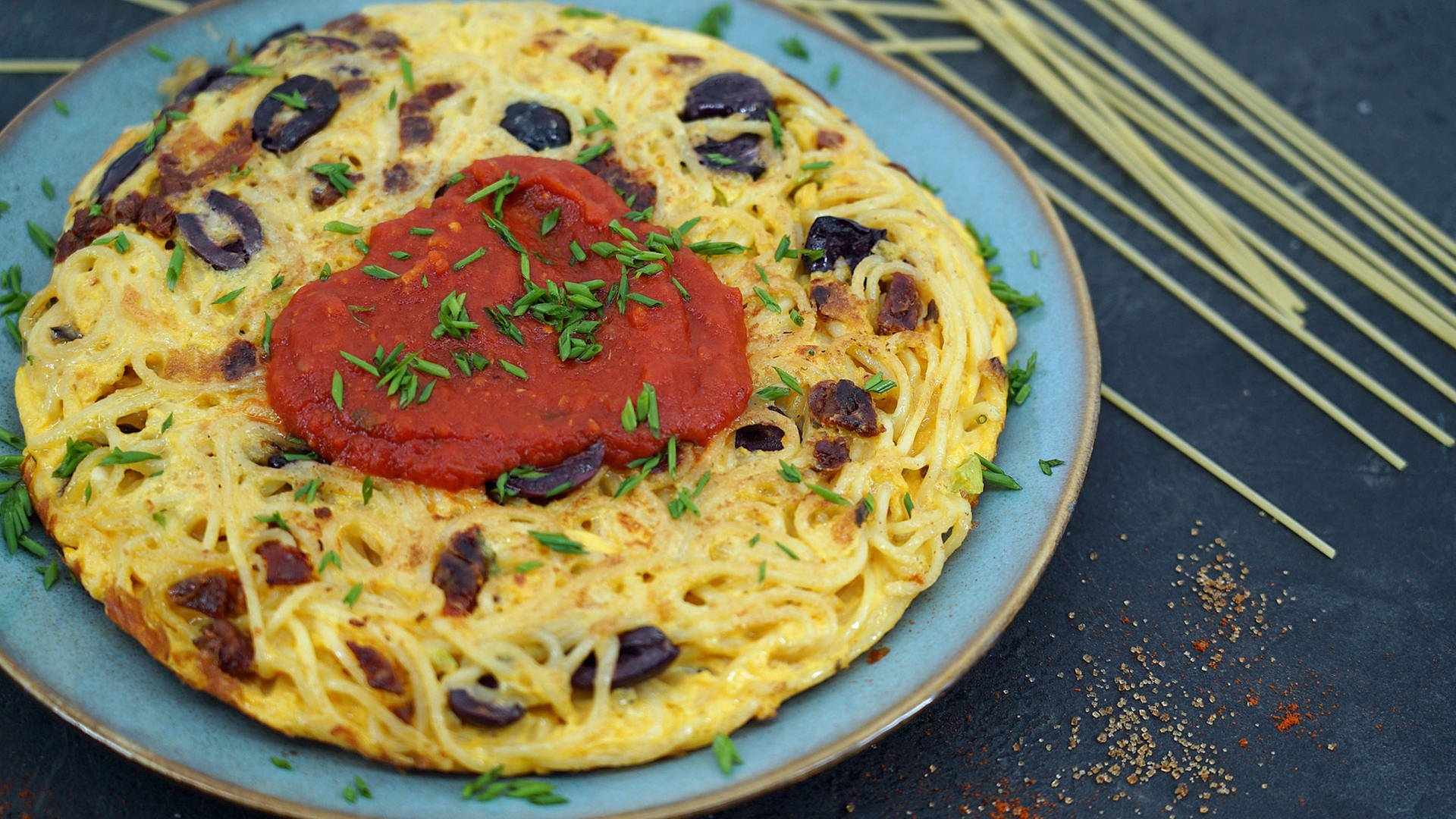 Spaghetti-Frittata mit Lauchzwiebeln und Tomatensoße