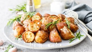 Ofenkartoffeln auf dem Teller