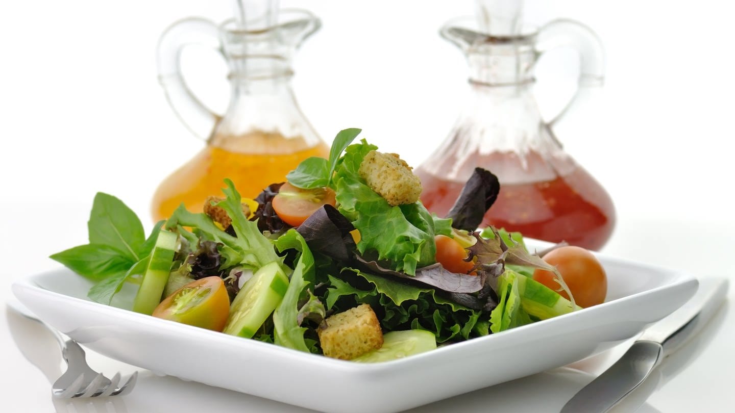 Öl und Essig mit Salat