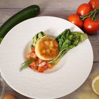 Frischkäsetaler mit Zucchini-Tomaten-Salat 