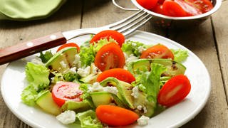 Salat mit Zucchini und Tomaten