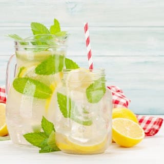 Wasser mit Zitrone und Minze
