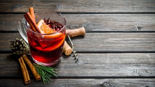 Roter Cocktail mit Orangen und Nelken