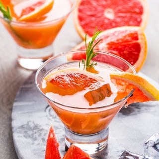 Silvester-Drink mit Grapefruitsaft, Kumquat und Ginger Ale