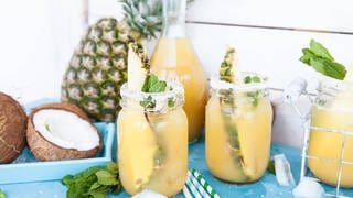 Cocktail mit Ananas und Kokos