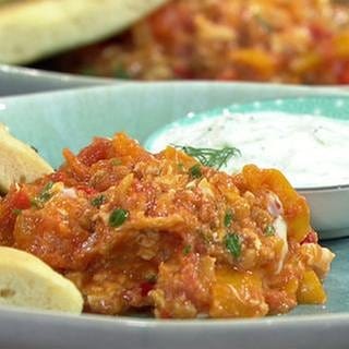 Eier in Tomatensoße mit Joghurt-Dip