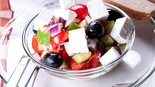 Griechischer Salat mit Gurke, Tomate, Paprika und Feta
