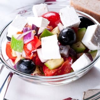 Griechischer Salat mit Gurke, Tomate, Paprika und Feta