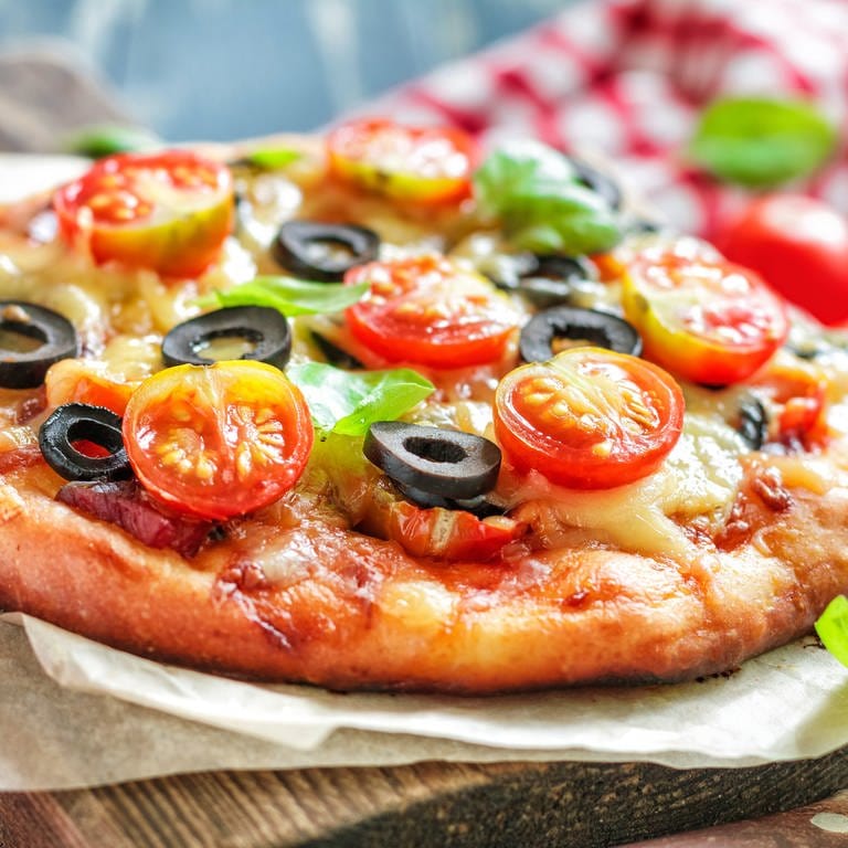 Pizza mit Tomaten und Oliven