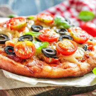 Pizza mit Tomaten und Oliven