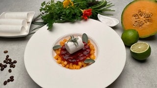 Gebratene Melone mit Ziegenkäse und Kräutersalz