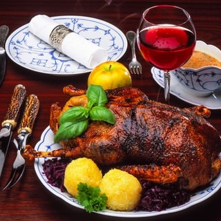 Gänsebraten mit Rotkohl und Klößen