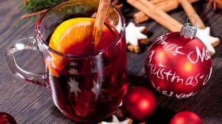 Weihnachtstee mit Orange und Zimt